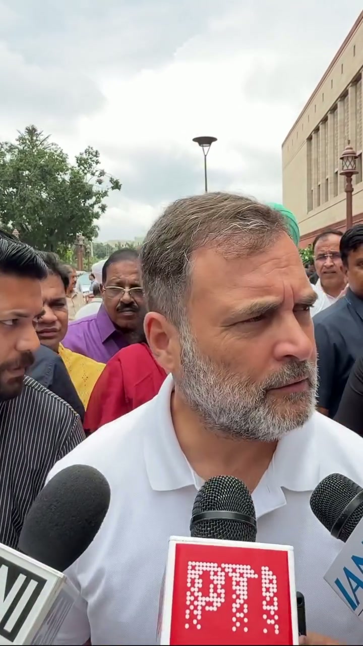 ⁣শিক্ষামন্ত্রীর পদত্যাগ দাবিতে রাহুল গান্ধীর অনড় অবস্থান, দেশজুড়ে তোলপাড়..