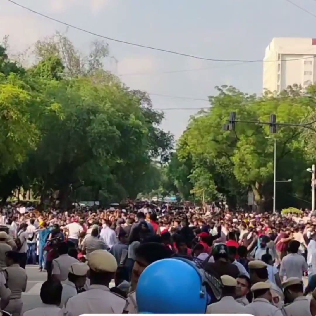 ⁣জন্তর মন্তরে তরুণদের বাঁধভাঙা উদ্দীপনা, নজর কাড়লো সন্ধ্যার দৃশ্য..