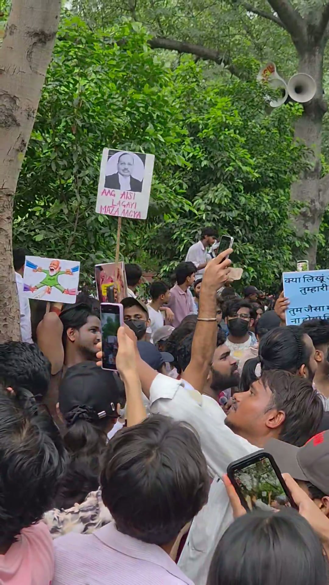 ⁣শচিন গুপ্তের ‘আগুন লাগিয়ে আনন্দ’ মন্তব্যে দেশজুড়ে সমালোচনার ঝড়..