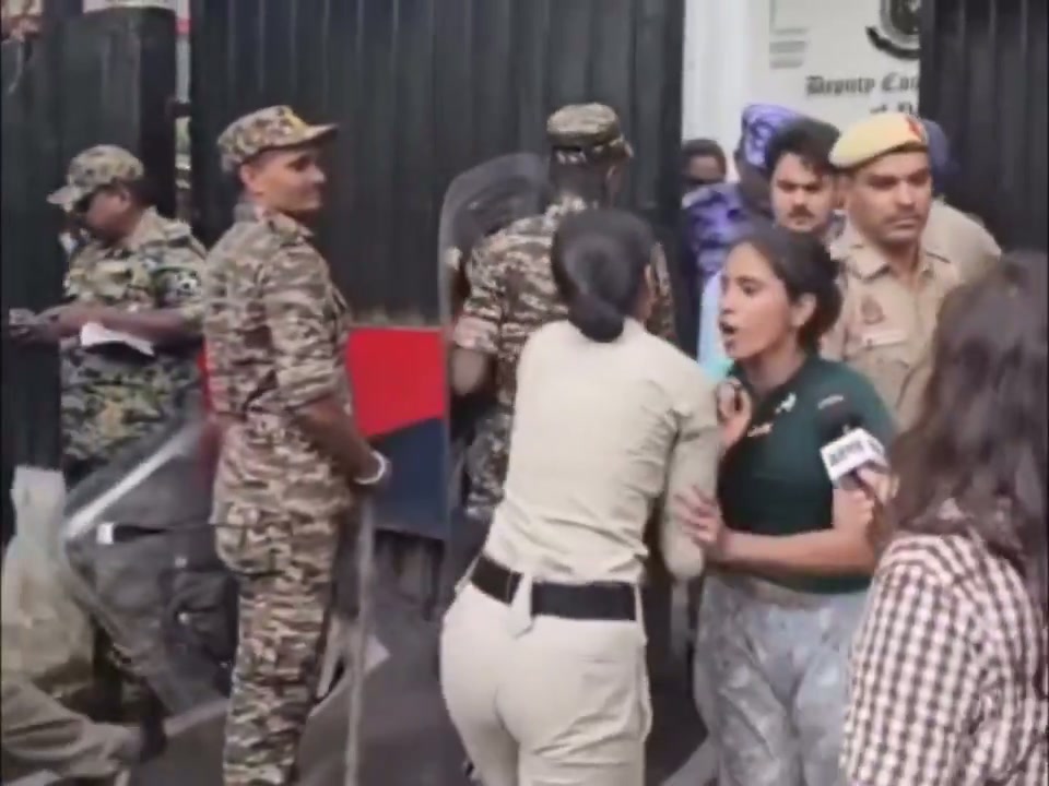 ⁣পুলিশকে ‘মোদি দালাল’ বললেন কিশোরী, ছিঁড়ে ফেললেন টি-শার্ট!..