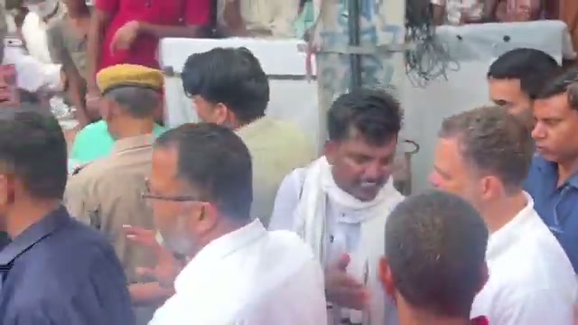 ⁣আলোচিত ইরফানের বাড়িতে রাহুল গান্ধী, পরিবারকে দিলেন সাহায্যের প্রতিশ্রুতি
