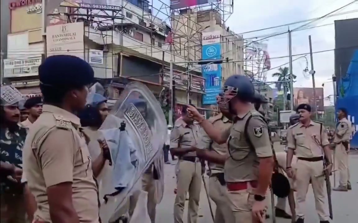 ⁣পুলিশ সুপার কার্যালয়ে তোলপাড়: 'পিছু হটলে চাকরি থাকবে না', কঠোর নির্দেশ এসপির..