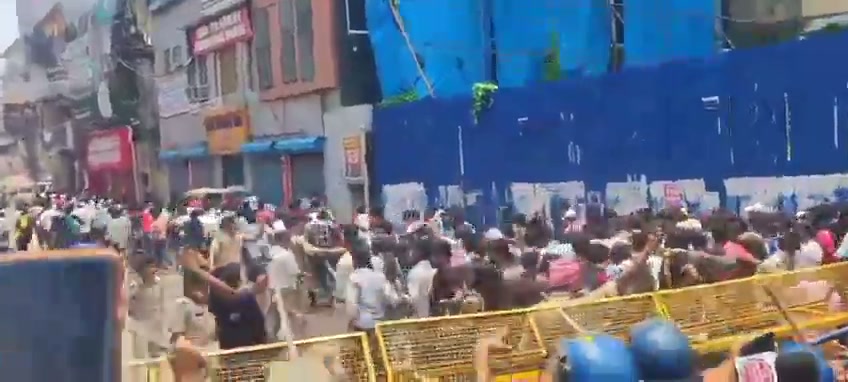 ⁣পাটনায় পুলিশের বেপরোয়া লাঠিচার্জে রক্তাক্ত বহু শিক্ষার্থী, রণক্ষেত্র ডাকবাংলো..