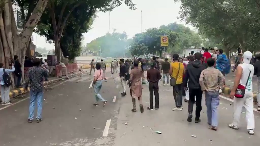 ⁣পাথরবাজি করছে কারা? নেহার ভিডিওতে চাঞ্চল্যকর দৃশ্য!