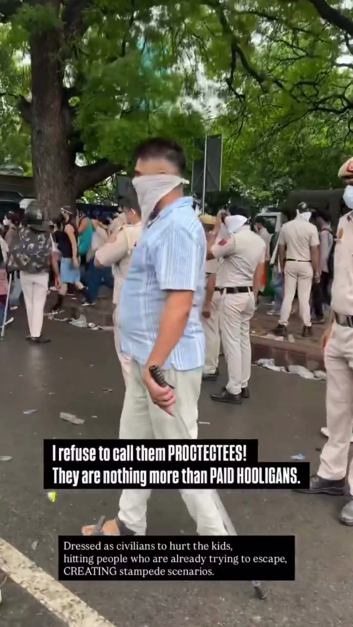 ⁣যন্তর মন্তরে পুলিশের সামনে মুখোশধারীদের লাঠি হাতে তাণ্ডব, প্রশ্ন নীরবতা নিয়ে!..