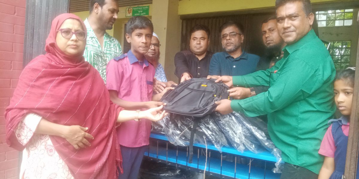লক্ষ্মীপুর সরকারি প্রাথমিক বিদ্যালয়ের শিক্ষার্থীদের মাঝে স্কুল ব্যাগ বিতরণ