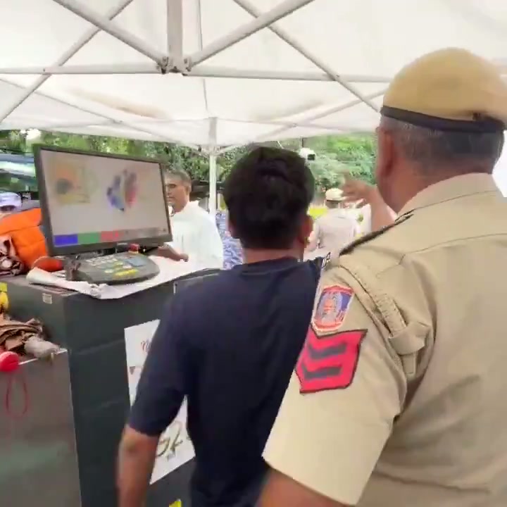 ⁣জন্তর মন্তরে বৃষ্টিতে ছাত্রদের রেইনকোটে বাধা, সমালোচিত দিল্লি পুলিশ..