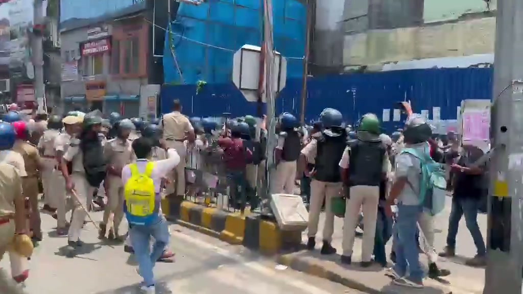 ⁣ভারতে ফের উত্তেজনা: বিহারে বিক্ষোভকারীদের তাণ্ডবে অচলাবস্থা..