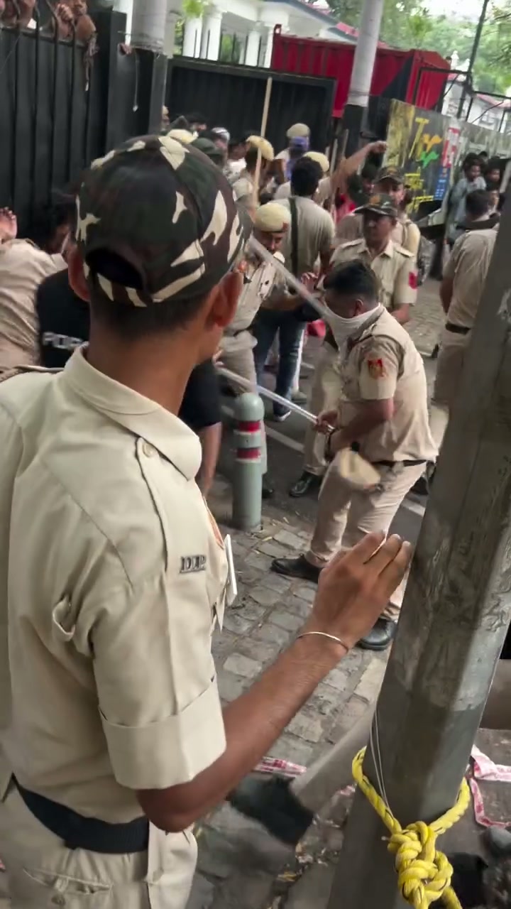 ⁣পুলিশের তাণ্ডব: দিল্লীতে জনরোষ, নাগরিক অধিকার নিয়ে প্রশ্ন..