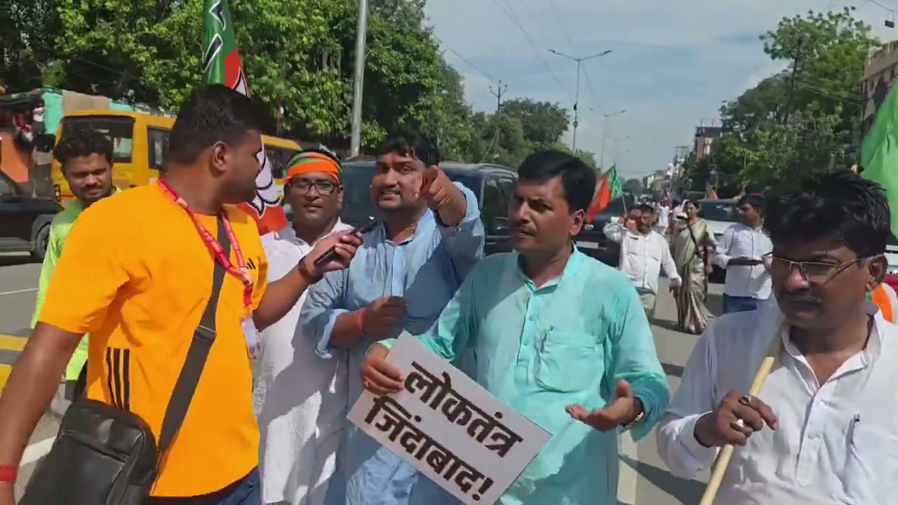 ⁣বিজেপি কর্মীর হুঙ্কার: রাহুল গান্ধী দেশদ্রোহী, এবার দিল্লি অভিমুখে কংগ্রেস কার্যালয়ে হামলা..