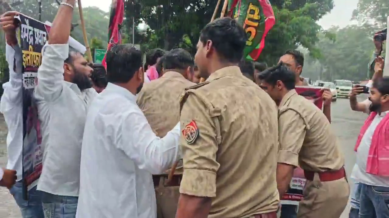 ⁣বৃষ্টিতে পুতুলও ছাড়েনি! পুলিশ কর্মকর্তার ওপর ক্ষোভ