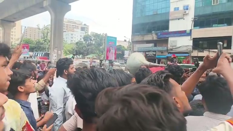 ⁣বাংলামোটরে এনসিপি কার্যালয় ঘেরাও: উত্তাল দেশ, তীব্র ক্ষোভের মুখে রাজনীতি