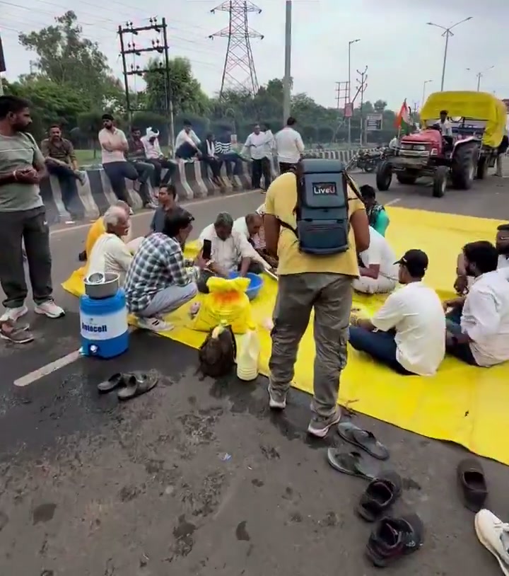 ⁣কৃষকেরRevolution: গৃহস্থালি সামগ্রীসহ অভিমুখে হাজারো কৃষক, দাবি আদায়ে দৃঢ়প্রতিজ্ঞ