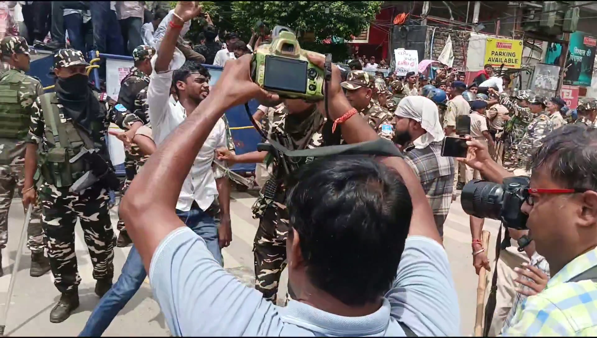 ⁣শিক্ষার্থীদের বিক্ষোভে উত্তাল পাটনা, অবরুদ্ধ সড়ক