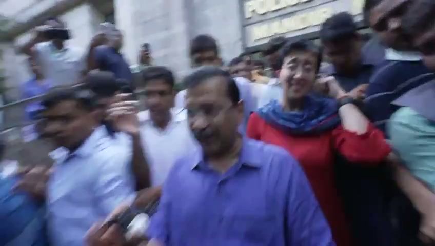 ⁣থানা থেকে শিশুদের উদ্ধার: পাশে দাঁড়ালেন দিল্লির মুখ্যমন্ত্রী কেজরিওয়াল..