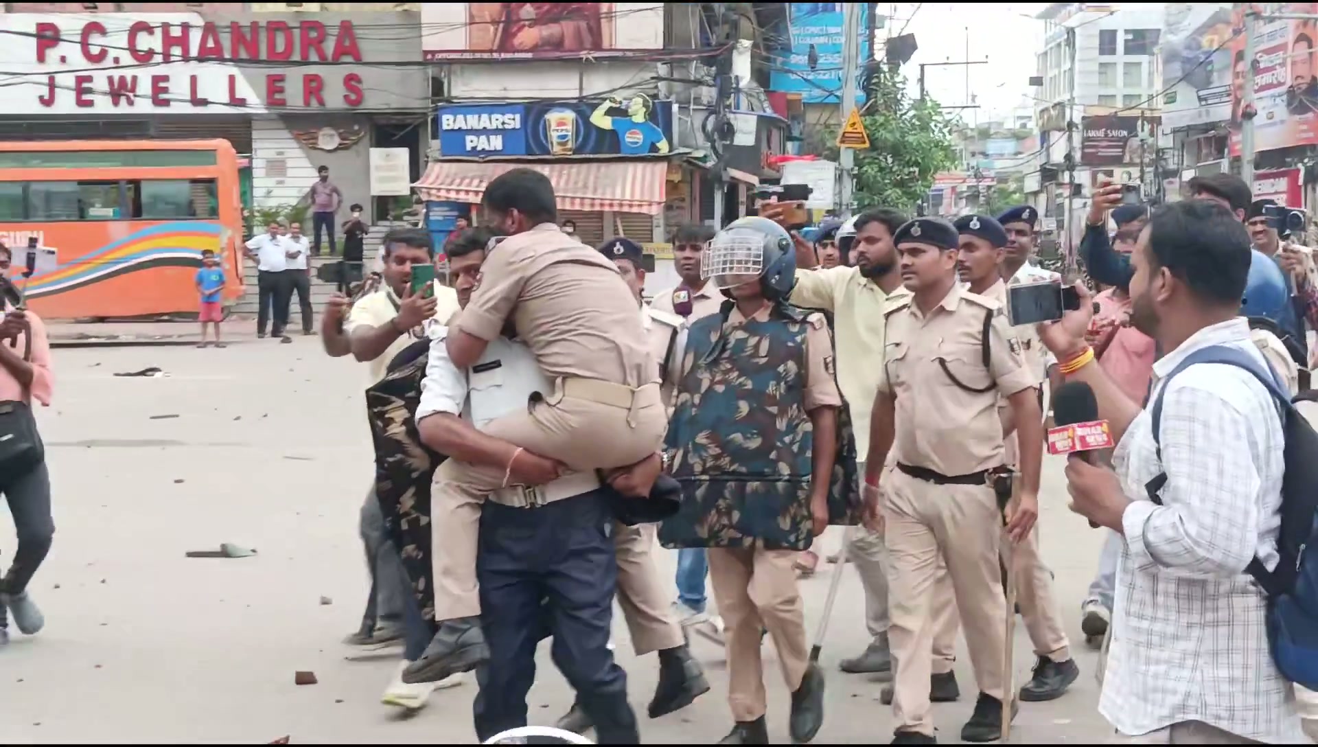 ⁣পাটনায় ছাত্র বিক্ষোভে রণক্ষেত্র, আইজিসহ বহু পুলিশ গুরুতর আহত..