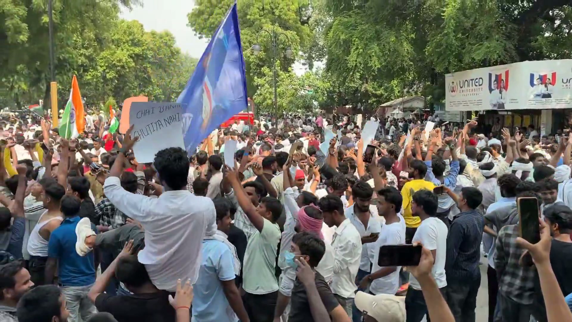 ⁣‘ককরোচ জনতা পার্টি’র পদত্যাগে প্রয়াগরাজে শিক্ষার্থীদের বাঁধভাঙা উল্লাস..
