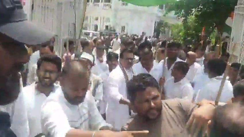 ⁣একযোগে উত্তাল উত্তরপ্রদেশ: কংগ্রেস কর্মীরা লাঠিসোঁটা নিয়ে প্রস্তুত, বিজেপি এখনও নীরব..