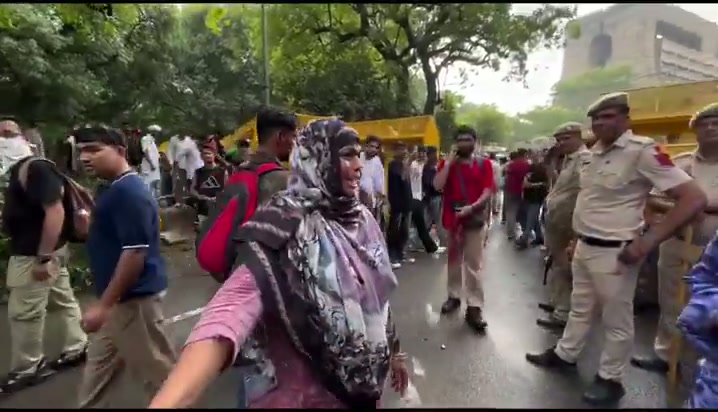 ⁣সন্তানহারা মায়ের আর্তনাদ: পুলিশের বিরুদ্ধে শামা পারভীনের মর্মস্পর্শী প্রশ্ন..