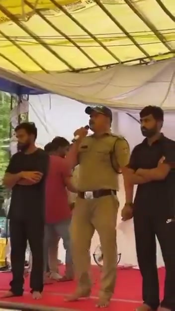 ⁣অধিকারের দাবিতে বিদ্রোহ: জ মন্তরে পুলিশের ব্যাজ ছুড়লেন সিপাহী..