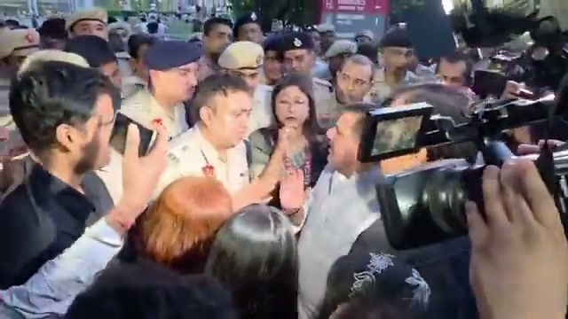 ⁣ভারতে বিরোধী এমপিদের ওয়াংচুকের সাথে সাক্ষাতে বাধা: উচ্চ আদালতের নির্দেশ উপেক্ষিত..