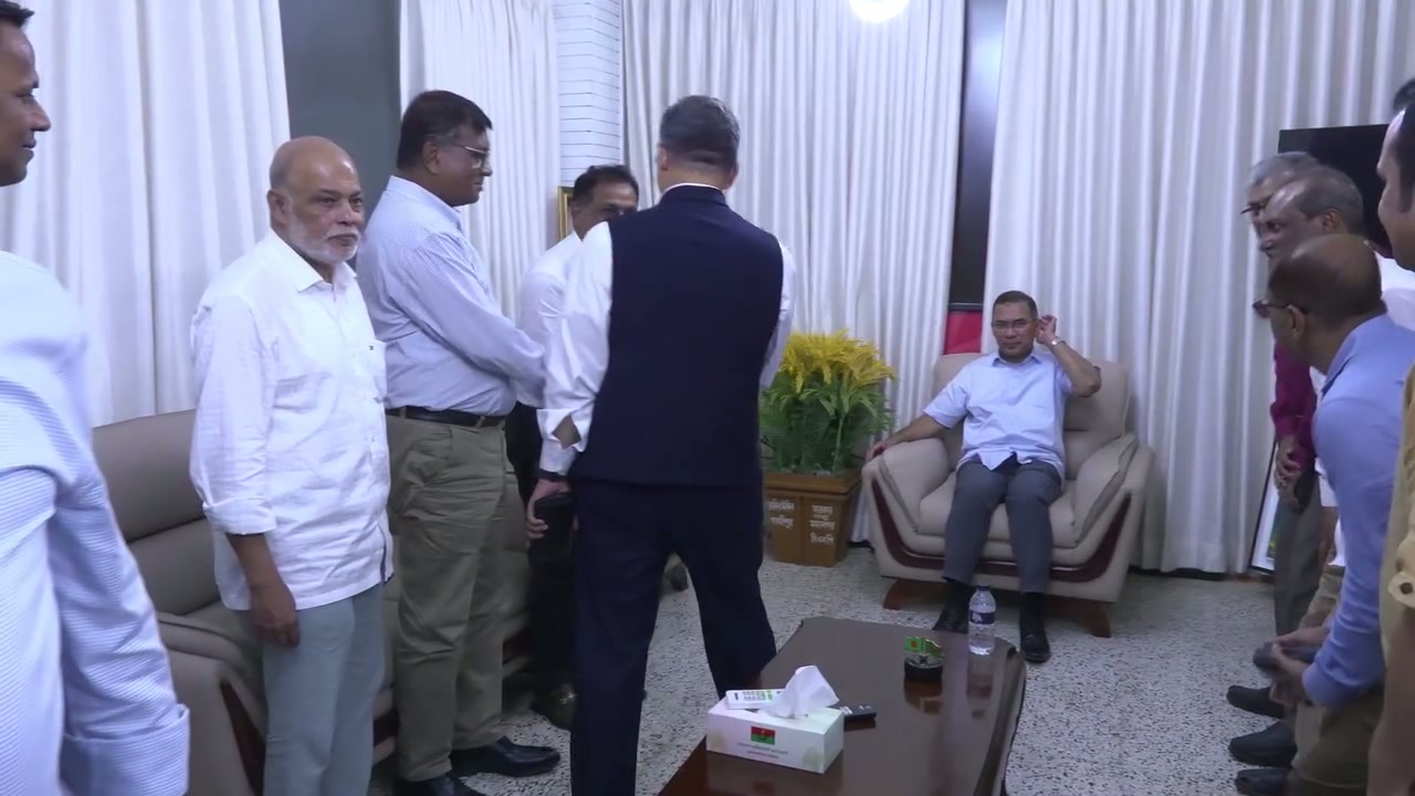 ⁣তারেক রহমানকে ‘প্রধানমন্ত্রী’ উল্লেখে সরকারি কর্মকর্তাদের সাক্ষাৎ..