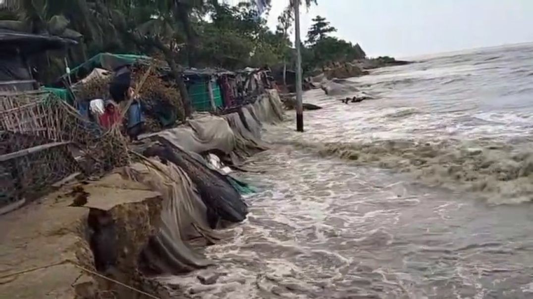 ⁣উত্তাল ঢেউয়ের আঘাতে সাগরে বিলীন হচ্ছে কুতুবদিয়া