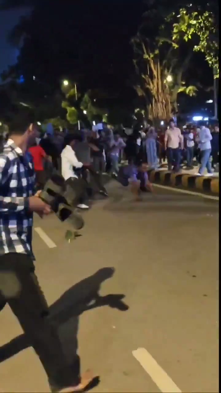 ⁣দাঙ্গাকারীদের হামলায় আহত পুলিশ কর্মকর্তার ভয়াবহ চিত্র, সমালোচনার ঝড়..