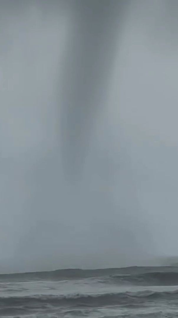 কক্সবাজার সমুদ্র সৈকতে টর্নেডো