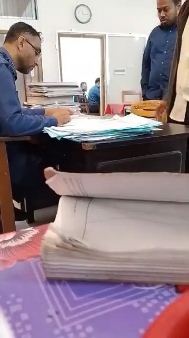রাজবাড়ী কোর্টে পুলিশের টাকা নেবার ভিডিও ভাইরাল