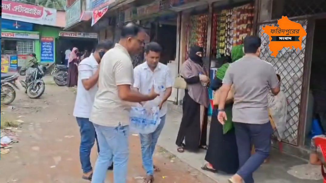 ⁣এইচএসসির শিক্ষার্থীদের অভিভাবকদের জন্য চেয়ার ও খাবার পানি বিতরণ