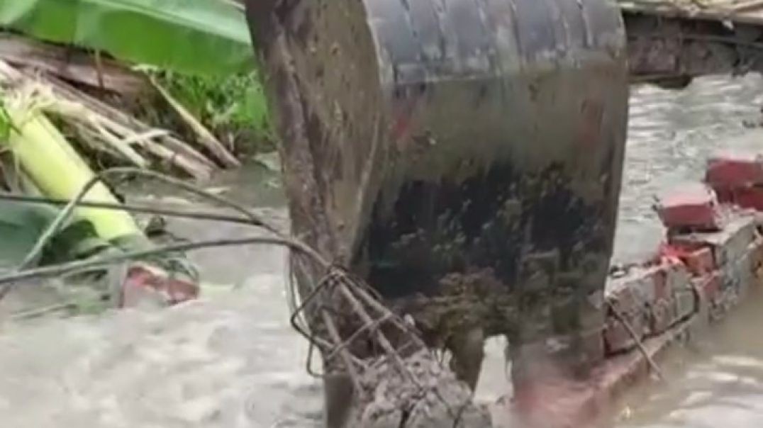 ভান্ডারিয়া - বরিশাল সড়কের পাশে অবৈধভাবে নির্মিত পাকা দেয়াল গুড়িয়ে দিলো প্রশাসন