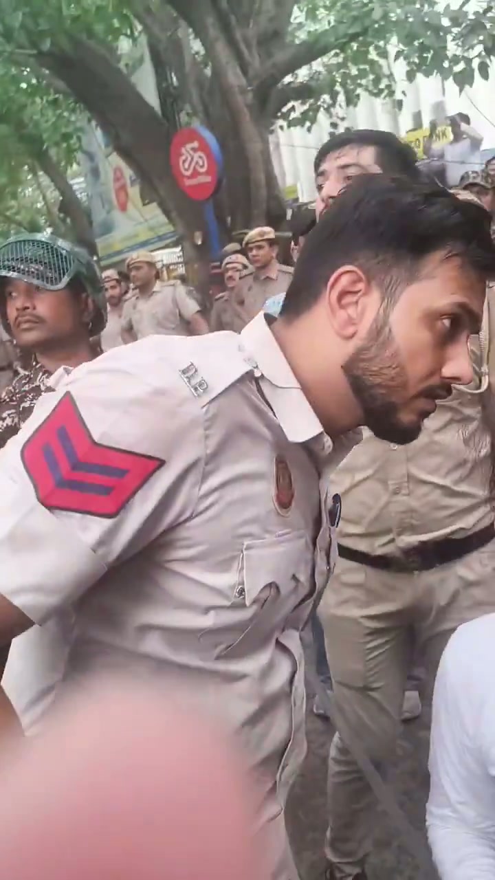 ⁣দিল্লি পুলিশের পোশাক পরে বিজেপি গুন্ডারা? চাঞ্চল্যকর ভিডিও ভাইরাল!..