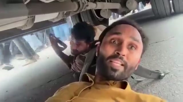 ⁣লাঠিচার্জের মাঝে বাসের নিচে আশ্রয়, ক্যামেরাবন্দী ভয়াবহ দৃশ্য..