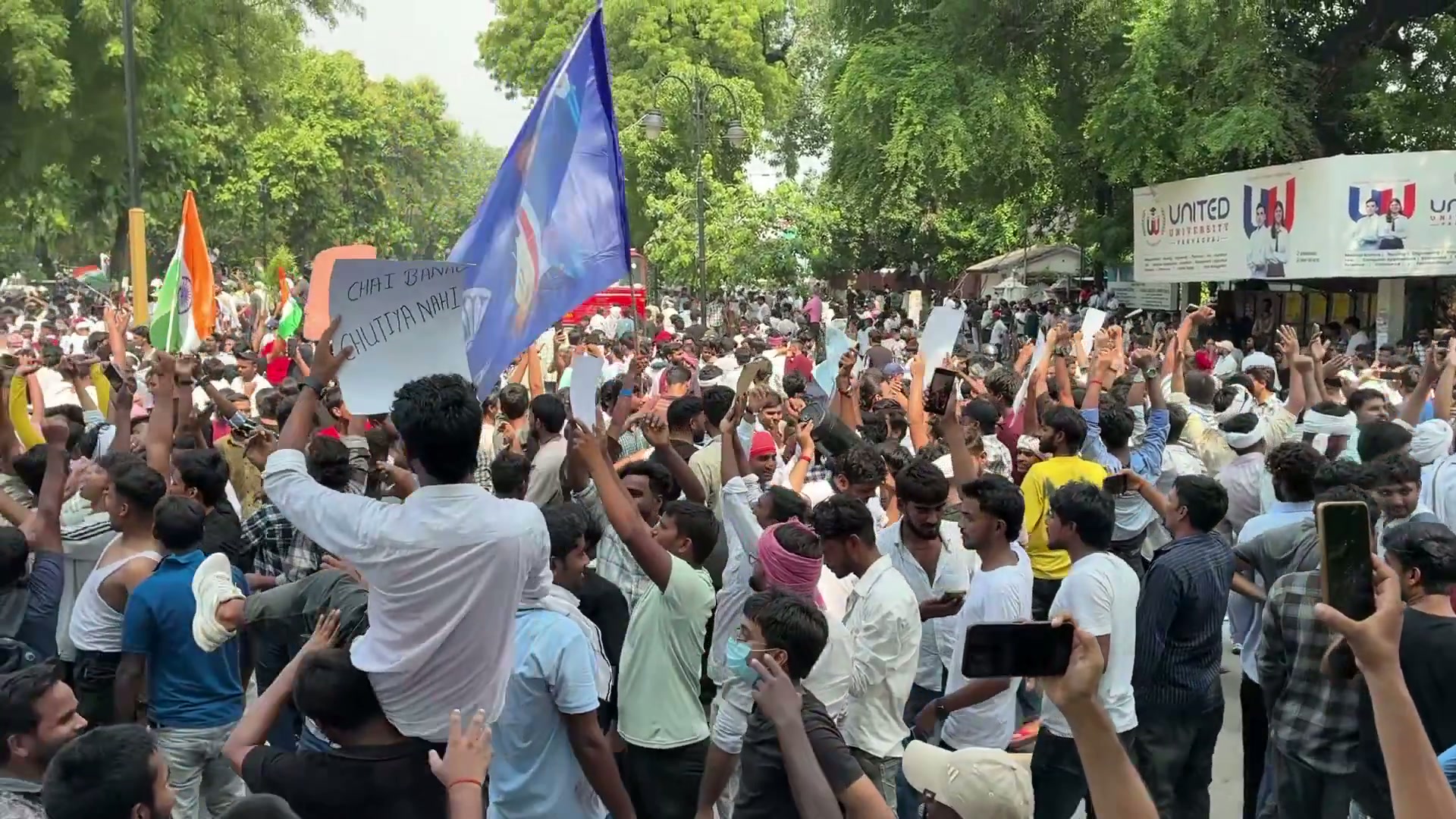 ⁣কেন্দ্রীয় মন্ত্রীর পদত্যাগ: প্রয়াগরাজে লাখো শিক্ষার্থীর বাঁধভাঙা উল্লাস..
