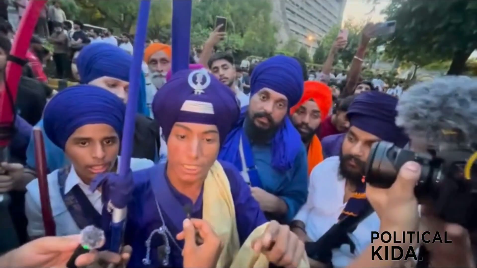 ⁣নিহঙ্গদের হুঁশিয়ারি: প্রতিবাদস্থলে সহিংসতা ছড়ালে ছাড় দেওয়া হবে না..