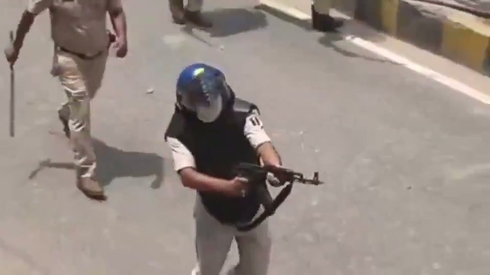 ⁣সিওয়ানে নিরস্ত্র ছাত্রের ওপর পুলিশের AK-47S: গণতন্ত্রের বুকে গুলি!