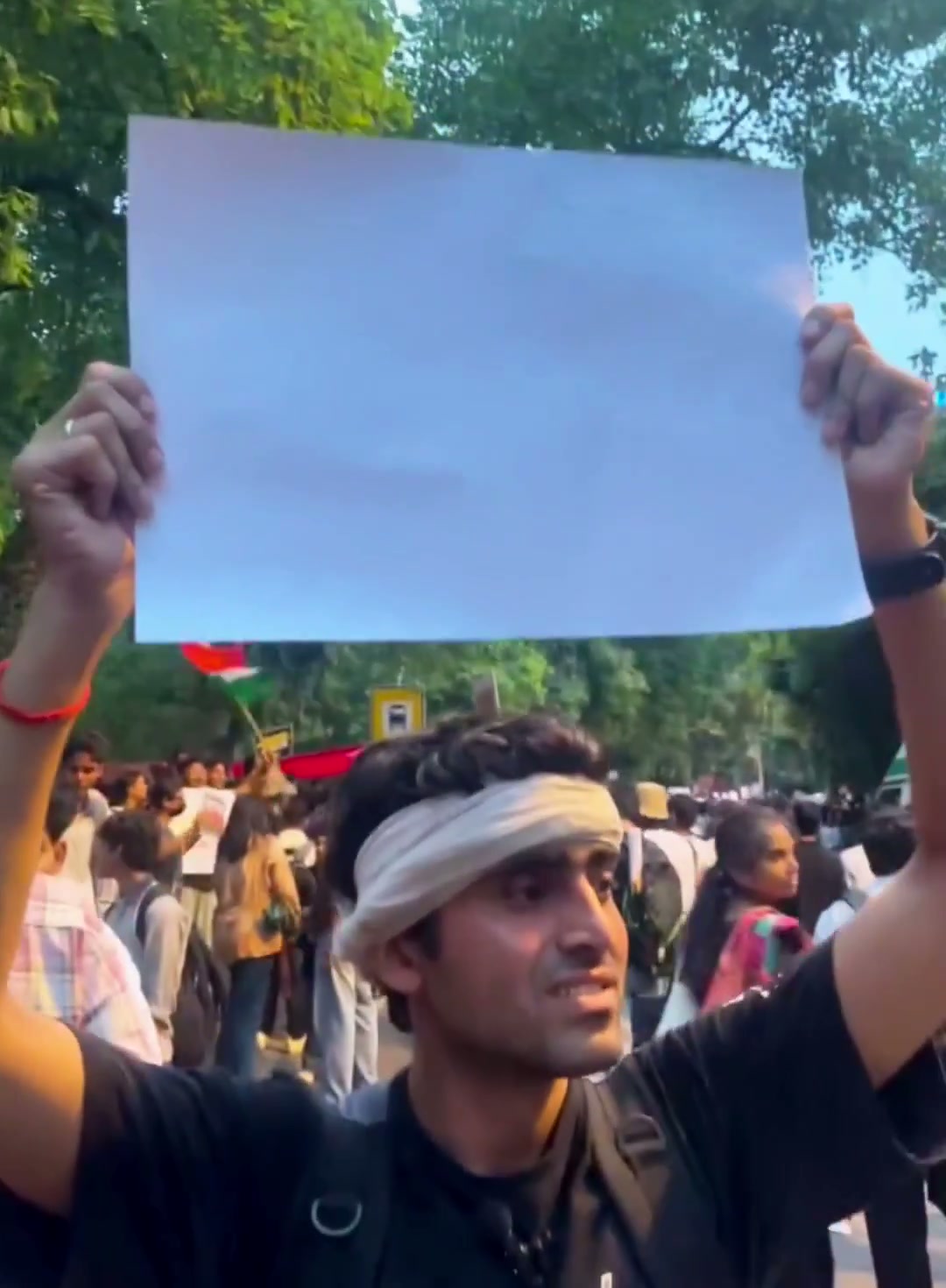⁣মোদি-ভক্ত ছাত্রের উত্তরে হতবাক সাংবাদিক, বিতর্কের ঝড়!