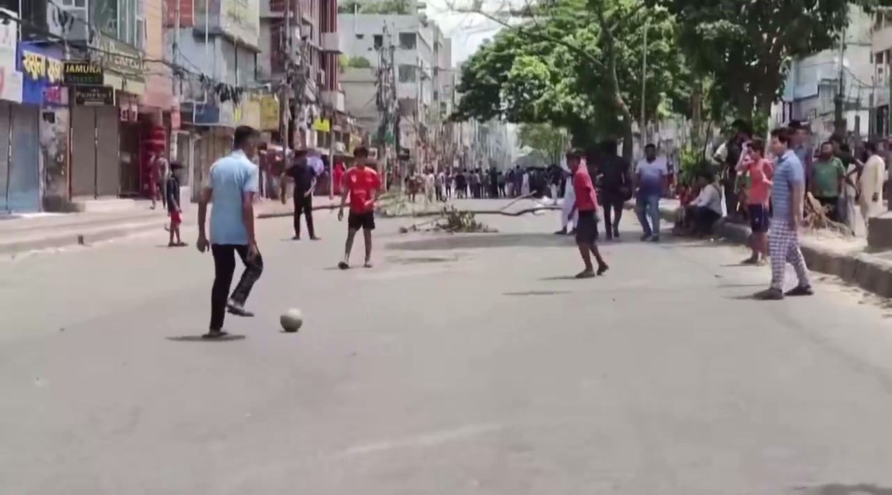 ⁣২ বছর পেরিয়েও অমলিন সেই উত্তাল ২১শে জুলাই: কারফিউ, ইন্টারনেট বন্ধ আর সামরিক পাহারায় স্তব্ধ হয়েছিল দে