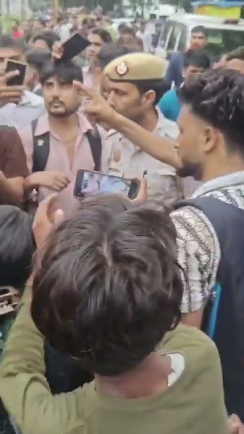 ⁣দিল্লি পুলিশের বর্বরতা: শিশুদের ওপর পেরেকযুক্ত লাঠির আঘাত..
