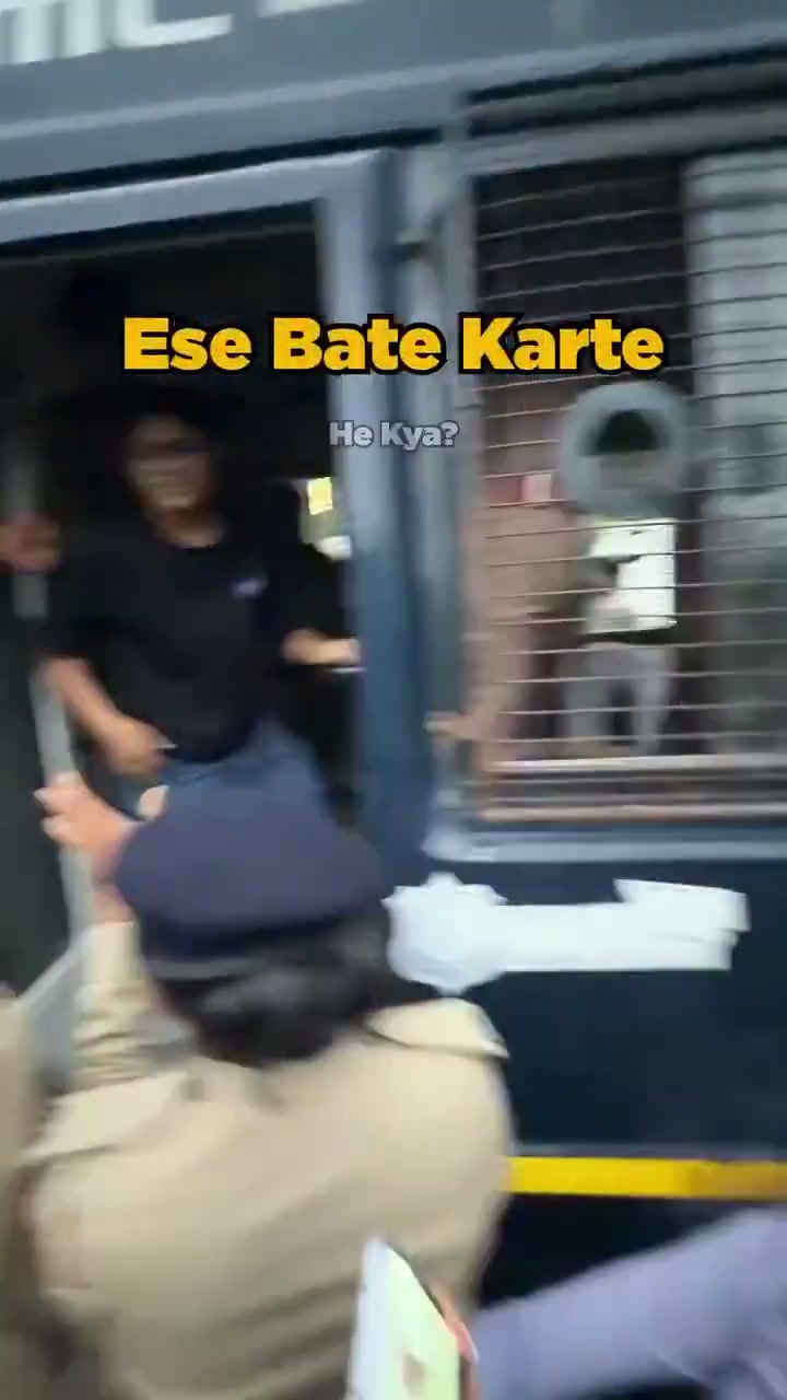 ⁣ত্রুটিপূর্ণ শিক্ষাব্যবস্থার প্রতিবাদে উত্তাল আহমেদাবাদ: শিক্ষার্থীদের বিক্ষোভ..