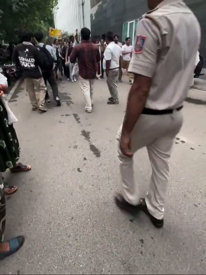 ⁣সরকারবিরোধী জনরোষ: পথে পথে বিদ্রূপাত্মক আশীর্বাদ