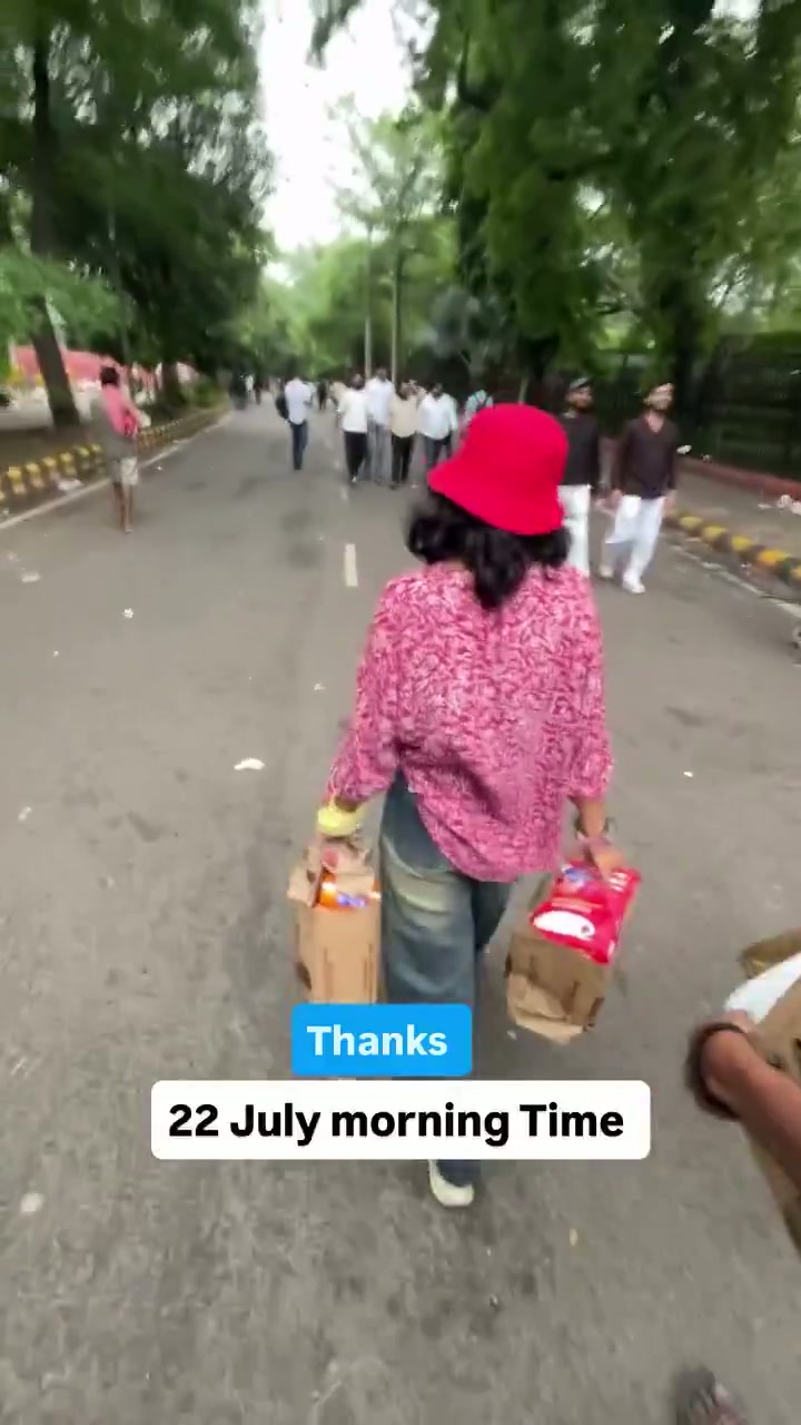 ⁣যন্তর মন্তরের আন্দোলনে অনন্য মানবিকতা: নারী বিক্ষোভকারীদের পাশে সাধারণ মানুষ..