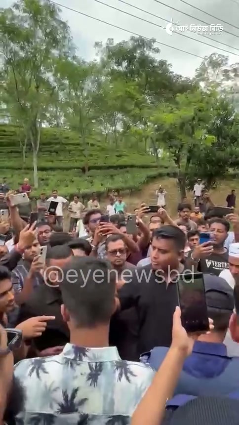 ⁣শ্রীমঙ্গলে পুলিশের সাথে হাসনাত আব্দুল্লাহর উত্তপ্ত বাক্যবিনিময়, তুলকালাম কাণ্ড