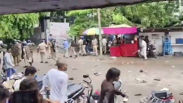 ⁣পাটনার পর বিহারজুড়ে প্রশ্ন ফাঁস সহিংসতা, পুলিশকে তাড়াচ্ছে জনতা..