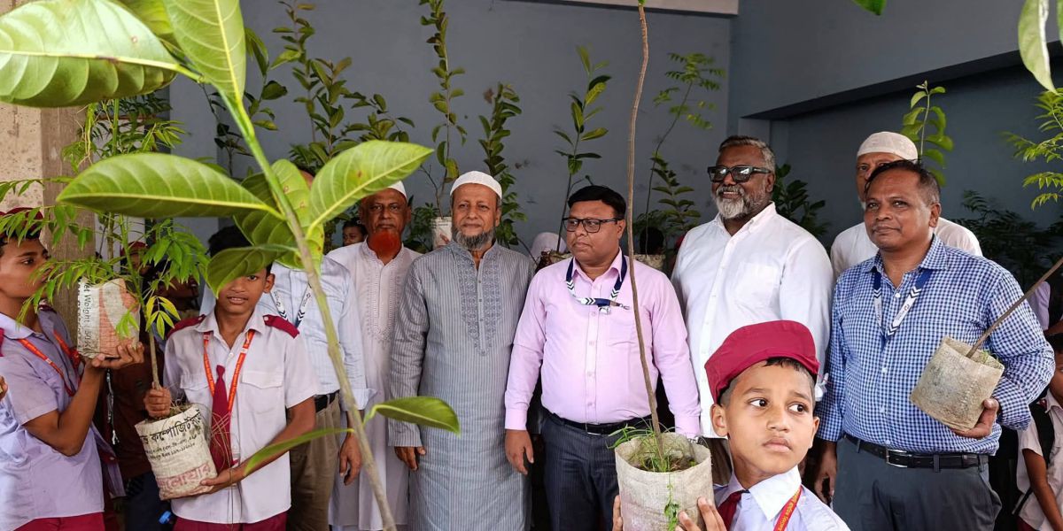 ব্রাহ্মণবাড়িয়ায় বেসরকারি বিদ্যালয়ে এনসিসি ব্যাংকের বৃক্ষরোপণ ও চারা বিতরণ কর্মসূচি।