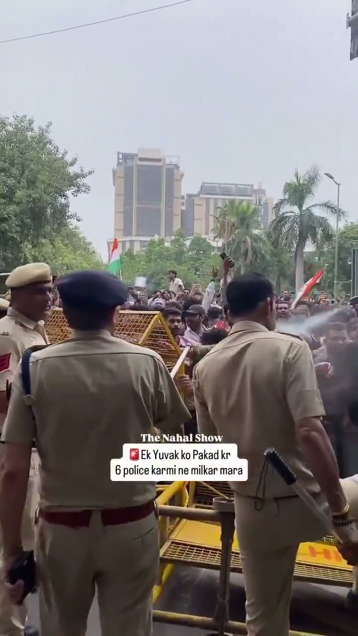 ⁣শান্তিপূর্ণ অবস্থানে দিল্লি পুলিশকে পেপার স্প্রে হামলা, চাঞ্চল্য রাজধানীতে!..