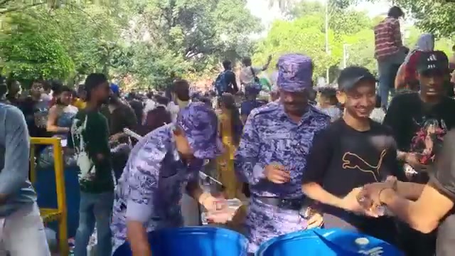 ⁣একসাথে জল পানেও বিভেদ: অদৃশ্য শক্তির কারসাজি?