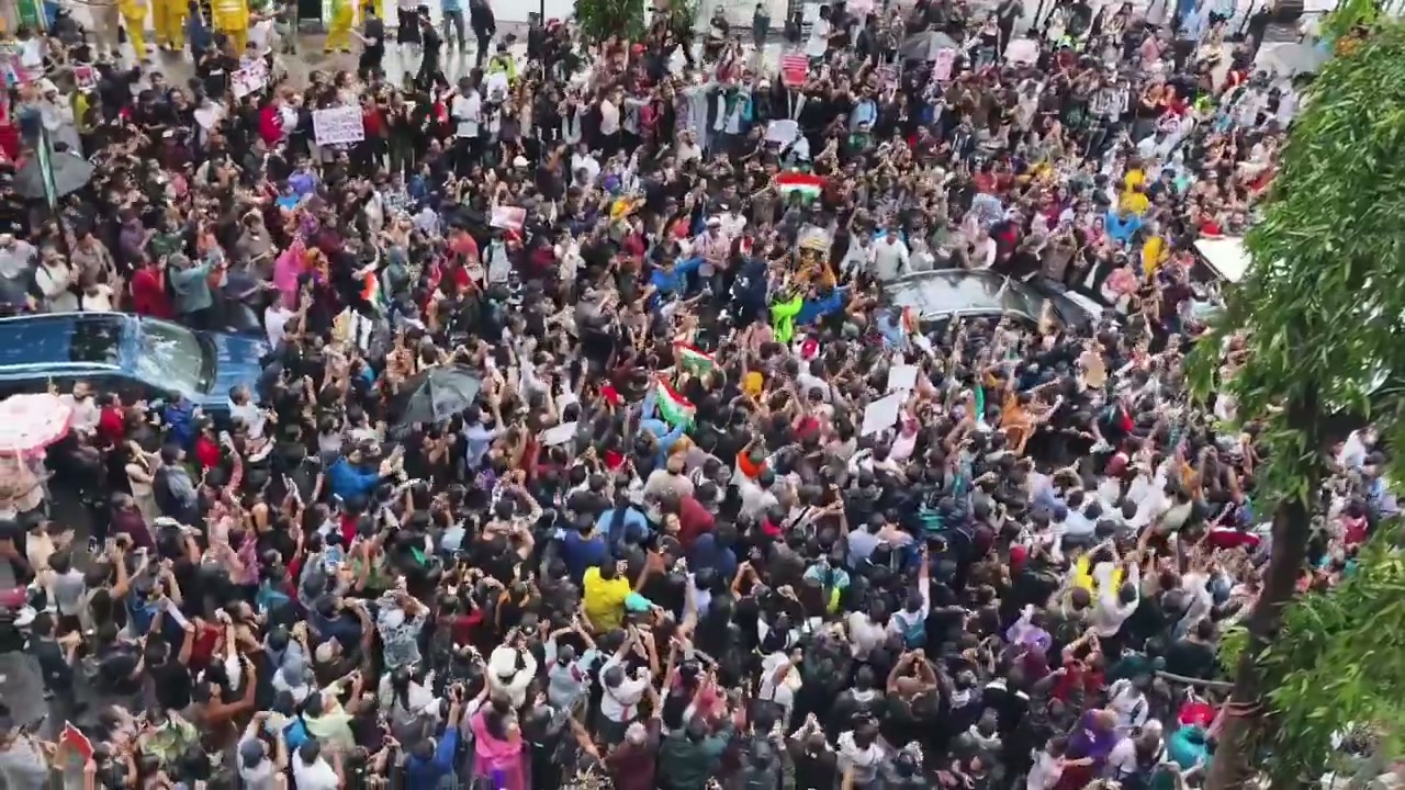⁣মুম্বাইয়ের তারুণ্য: বিভক্তি ভুলে একতার অনবদ্য দৃষ্টান্ত..