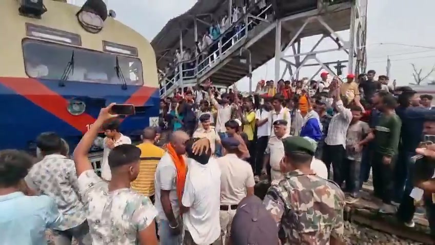 ⁣NEET প্রশ্নফাঁস: বিহারে রেল স্টেশনে বিক্ষোভকারীদের ব্যাপক তাণ্ডব..